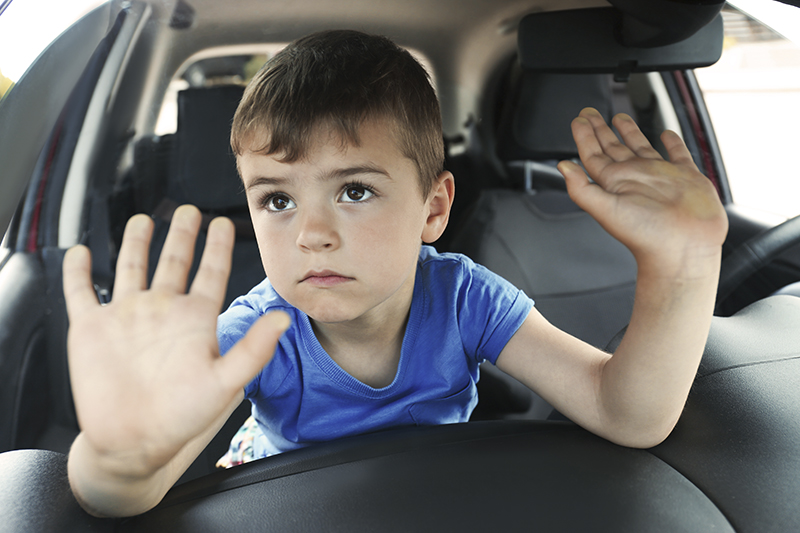 Dạy trẻ kỹ năng thoát hiểm khỏi xe ô tô khi bị mắc kẹt như thế nào?