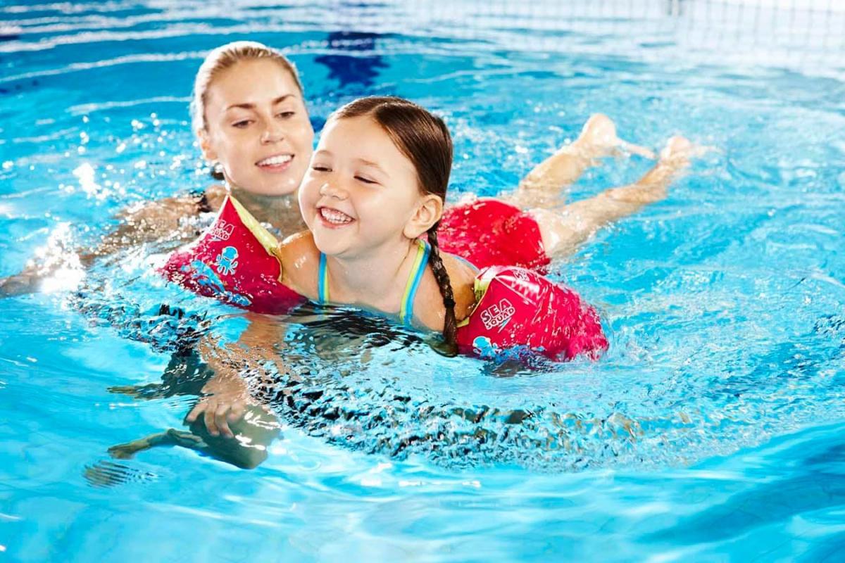 Mẹo dạy bơi cho trẻ em giúp trẻ học nhanh, không sợ nước