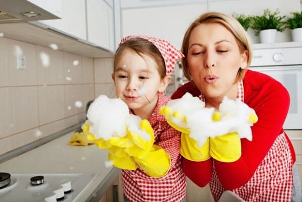 Nguyên tắc bố mẹ cần nhớ khi dạy trẻ làm việc nhà là gì?