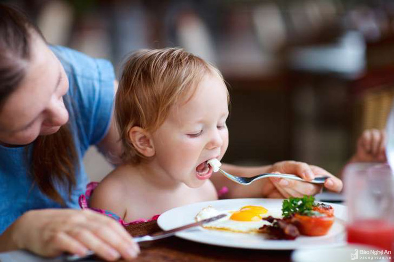 Tập ăn thô tốt cho bé bằng thực đơn gì?