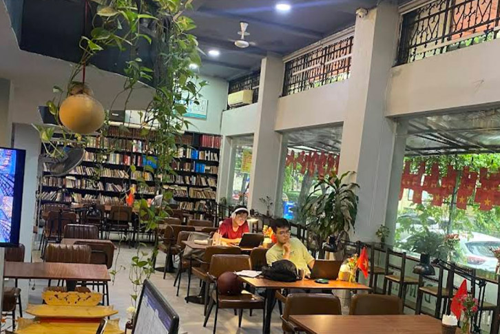 East West Books Library Café – Mô hình cafe kết hợp thư viện sách