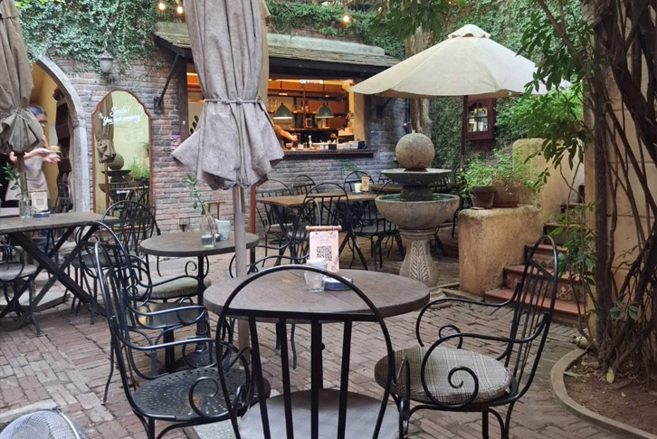 Xofa Café & Bistro - Quán cà phê học nhóm mở cửa xuyên đêm