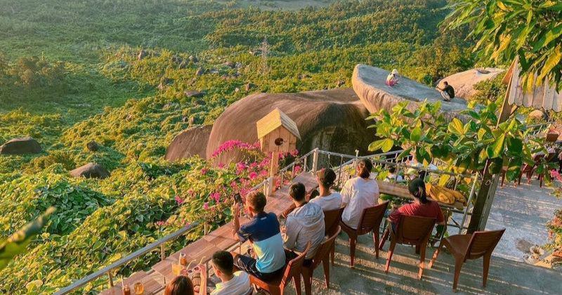 Cafe Hòn Đá Cụ Rùa
