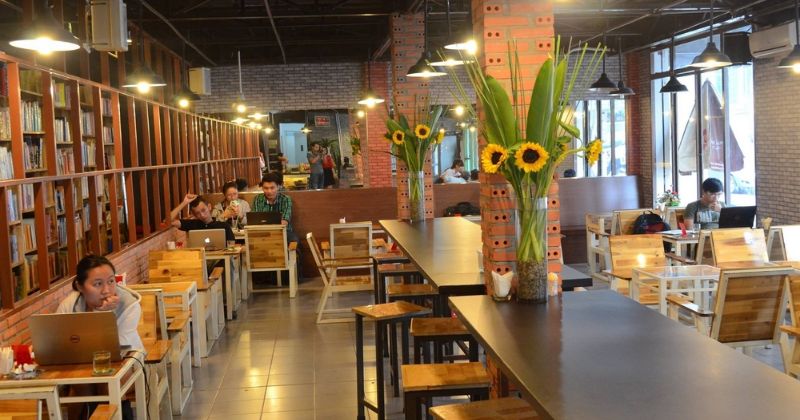 Bỏ túi những quán cafe Làm Việc Dài Giờ Cho Freelancer 11 Hub Book Coffee